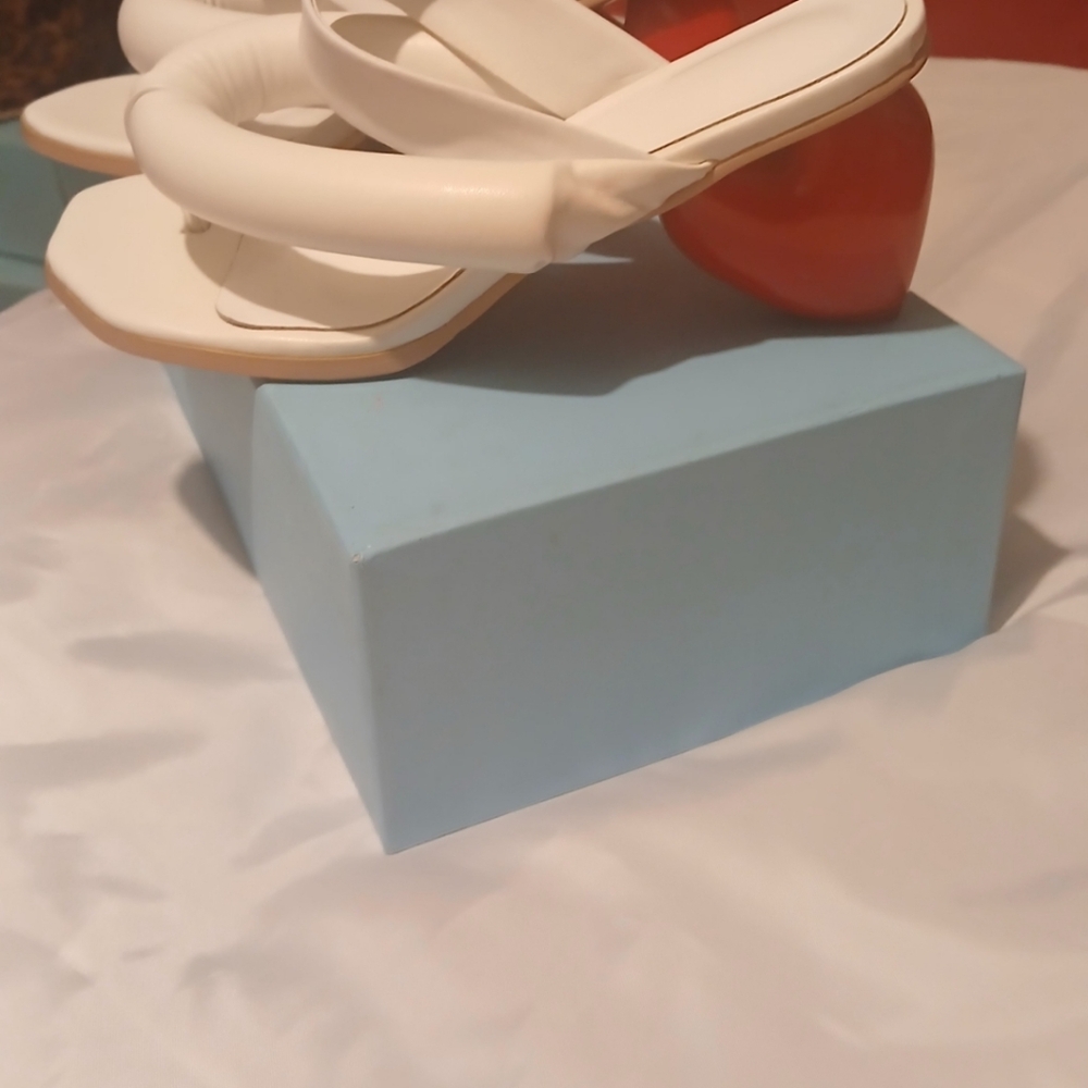 Elegant Design heart shaped heel leather buckle party sandles sz. 8.5 - Picture 5 of 12